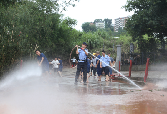 暴雨来袭 重庆江津警方筑牢防汛“安全堤”_fororder_微信图片_20250711140439