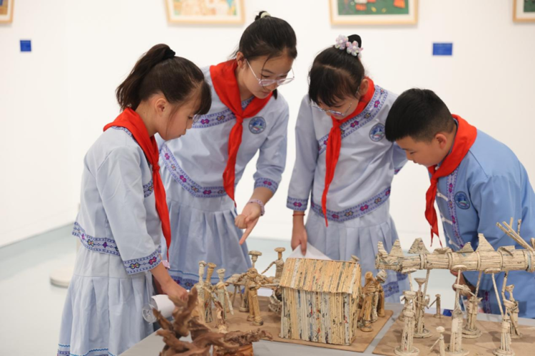 重庆彭水300余件师生作品展现“苗乡艺韵”_fororder_图片4