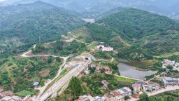 西渝高铁四方山隧道顺利贯通