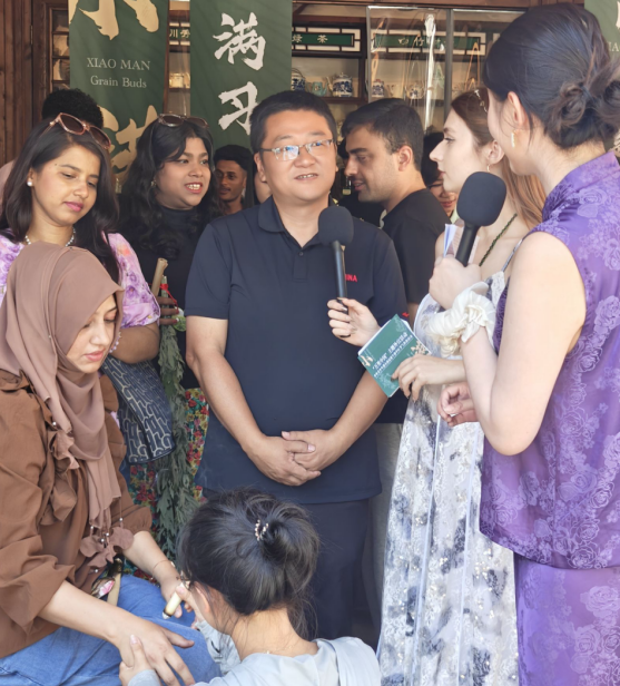 留学生体验端午民俗 重理工“小艾志愿者”织就中外文化交流纽带_fororder_微信图片_20250604145218
