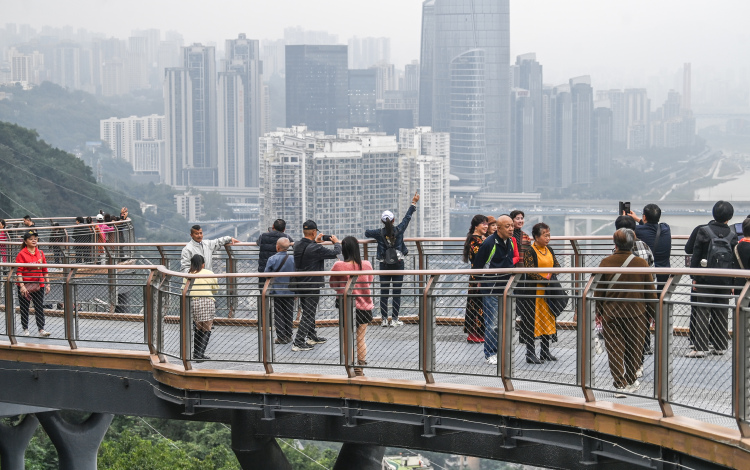 重庆渝中：半山崖线鹅岭栈桥开放首日人气爆棚