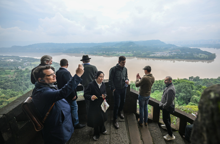 匈牙利智库学者团访渝 感知山城历史底蕴与现代活力
