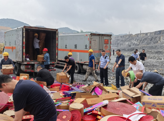 雷霆销“爆”护平安 重庆江津区集中销毁非法烟花爆竹_fororder_微信图片_20250612105420