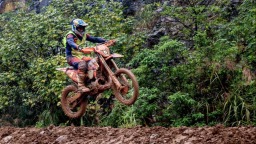 重庆巴南：“宗申杯”摩托越野耐力挑战赛开赛