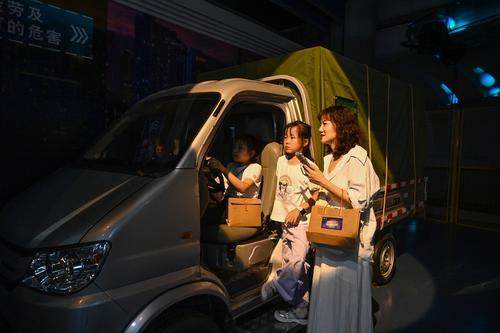 重庆“科技馆之夜”上新人气爆棚