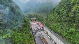 渝湘复线高速最长隧道顺利贯通