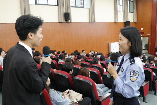 重庆经侦总队为大学新生送上“防骗必修课”_fororder_微信图片_20251024140525