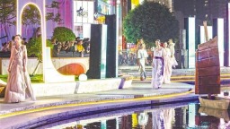 重庆：步行街变“T台” 秋冬消费显活力