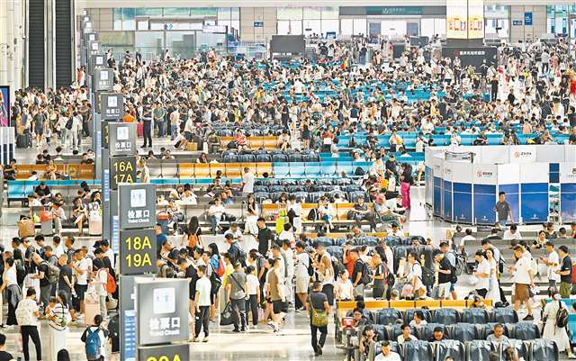 暑运过半 重庆火车站发送旅客832.2万人次