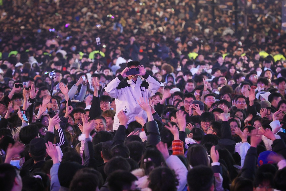 重庆：万人聆听解放碑新年钟声 迎接2025