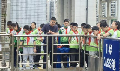 重庆彭水开展环保主题教育活动 学生零距离感受“污水变清流”_fororder_图片2