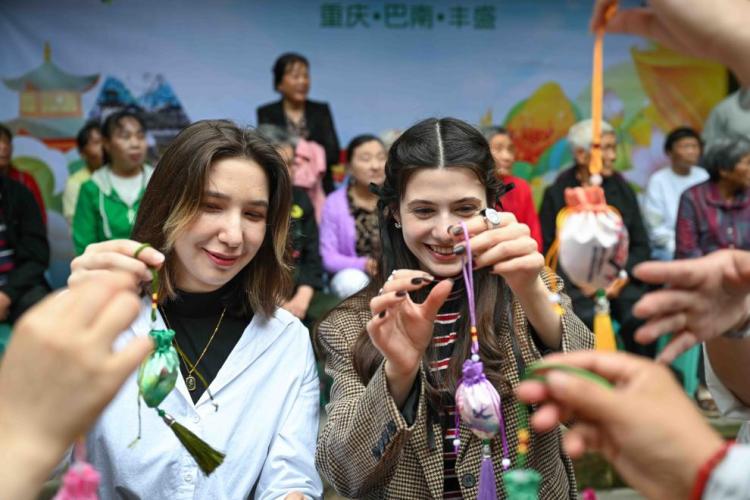 外国留学生在重庆体验端午民俗