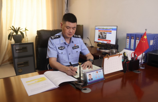 重庆大足区人大代表、东门派出所所长陈龙：警徽映初心 履职践使命_fororder_微信图片_20250613150244