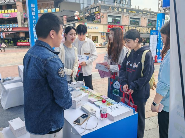 重庆高校毕业生代表实地参观中心城区租赁房源示范项目_fororder_图片1