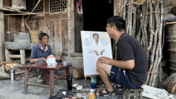重庆酉阳：驻村“画像书记”离任之际 为典型人物送出一份特殊的“告别礼”