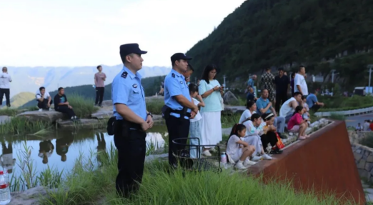 重庆巫山公安护航2025巫山·摩天岭长江云上生活季开幕式_fororder_微信图片_20250709142213