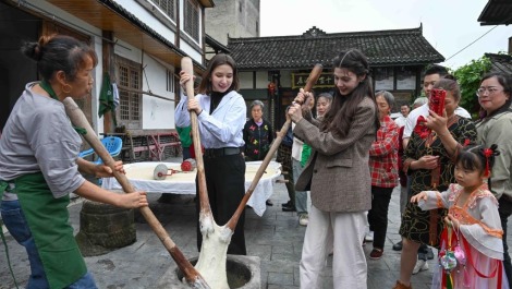 外国留学生在重庆体验端午民俗