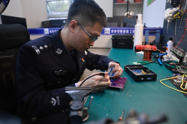重庆大足：“全国先进工作者”刘奔载誉而归 续写平安守护新篇章_fororder_图片2