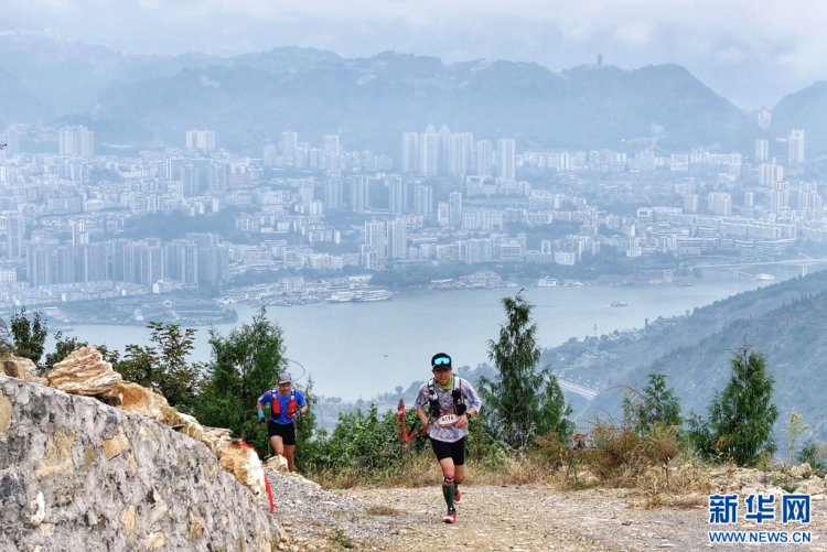 重庆巫山：越野赛选手踏千阶红叶竞逐云端