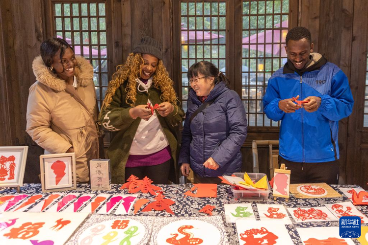 重慶:留學生體驗傳統民俗 品味“中國年”