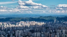 定格美丽重庆：蓝天白云映山城