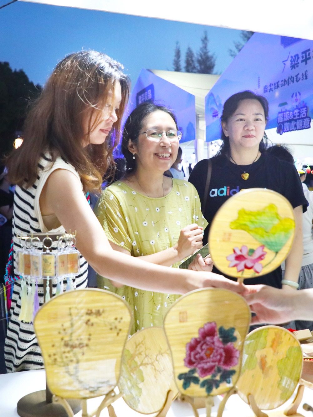重庆梁平：非遗文创品助力“夜经济”