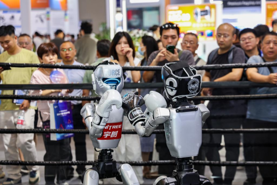 重庆：人形机器人智博会上受热捧_fororder_mmexport1757381151288
