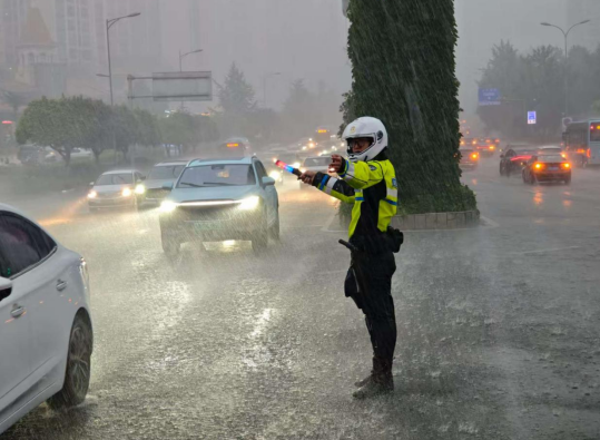 突降暴雨 重庆两江公安民警无惧风雨疏堵保畅护平安_fororder_微信图片_20250709150102
