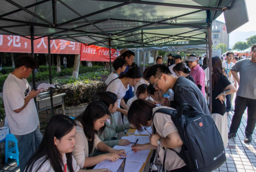 重庆轻工职业学院举办2025届毕业生夏季双选会_fororder_微信图片_20250617142504