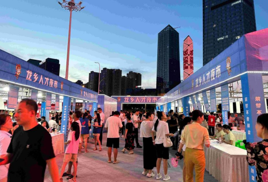 从“摆摊”到“云端”：重庆铜梁创新就业服务 助青年人才“职”通未来_fororder_微信图片_20250829134649