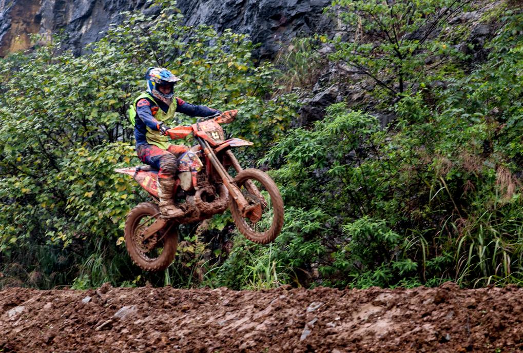 重庆巴南：“宗申杯”摩托越野耐力挑战赛开赛