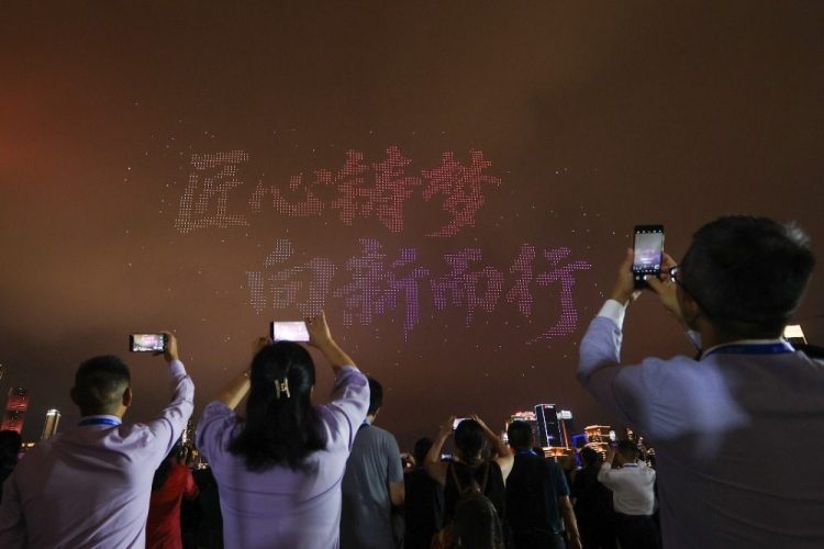 “新韵重庆”大国工匠专场灯光秀震撼上演