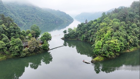 重庆酉阳：舟行绿廊间 山水如画卷