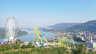 初冬晴好映碧波 重庆美心红酒小镇平湖盛景引客来