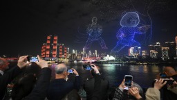 熊猫化身“导游” 世界城市日无人机灯光秀闪耀重庆夜空