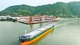 重庆首艘LNG江海直达船首航