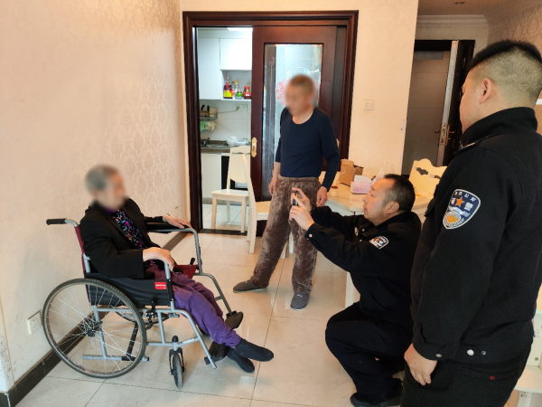 重庆江津民警为瘫痪老人提供上门办证服务_fororder_图片1