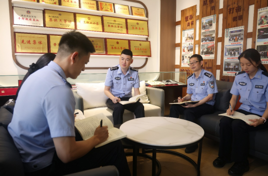 重庆大足区人大代表、东门派出所所长陈龙：警徽映初心 履职践使命_fororder_微信图片_20250613150252