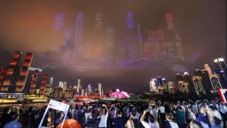 “新韵重庆”大国工匠专场灯光秀震撼上演