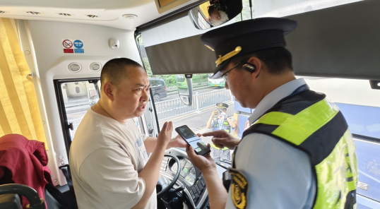 重庆：“行安我护·护旅出行”守护市民“五一”出行_fororder_微信图片_20250428144850