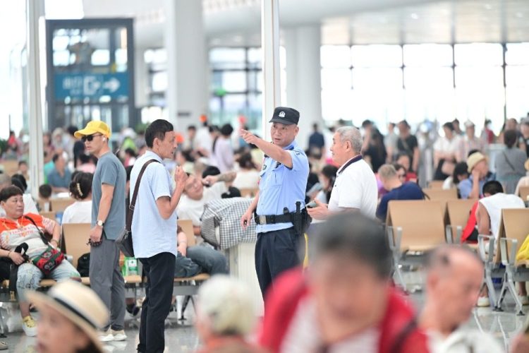 图片新闻｜重庆东站首迎“暑运”