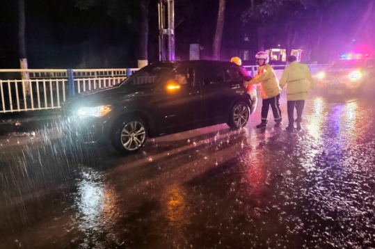 突降暴雨 重庆两江公安民警无惧风雨疏堵保畅护平安_fororder_微信图片_20250709150122