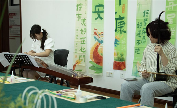 重庆理工大学举办端午诗会 中外师生同上“知华爱华”实践课_fororder_图片2