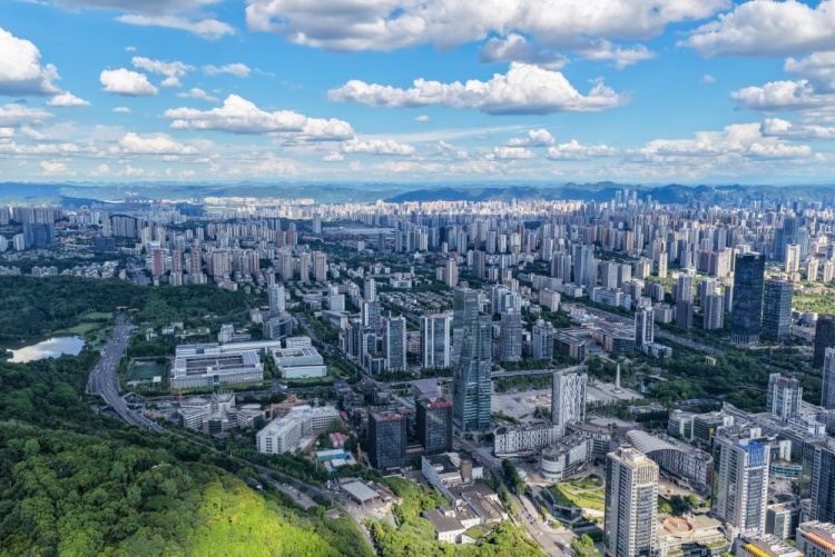 定格美丽重庆：蓝天白云映山城