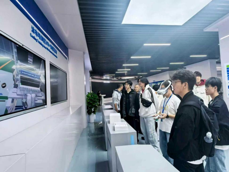 助力青年“留渝来渝” 重庆铜梁组织大学生走进高新企业开展职业体验_fororder_mmexport1761629567599