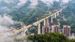 西渝高铁缪家梁特大桥顺利合龙