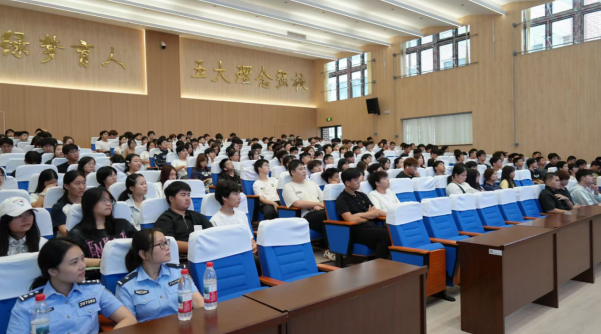 重庆大足警方开展2025年秋季学期反诈宣传暨法治教育专题讲座_fororder_微信图片_20251020145718