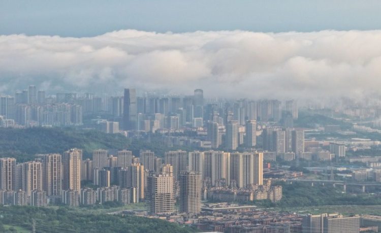 自然造奇观 雨后山城美如画