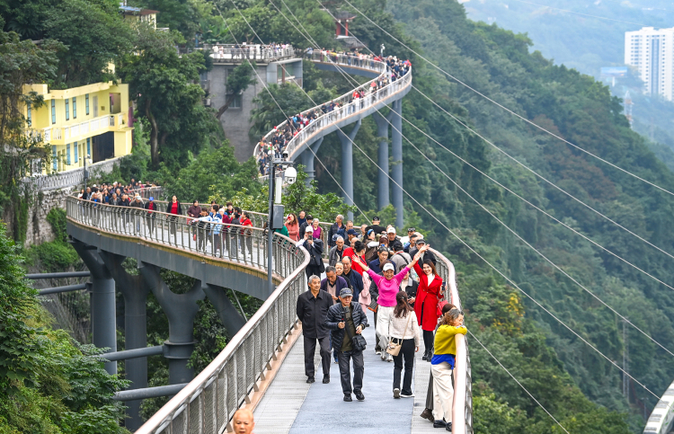 重庆渝中：半山崖线鹅岭栈桥开放首日人气爆棚