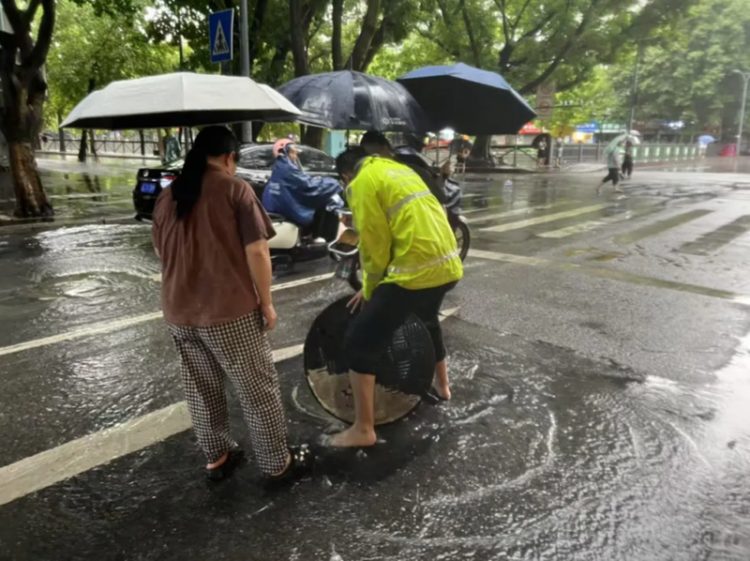 重庆交警全力保畅 “雨”你同行_fororder_图片3
